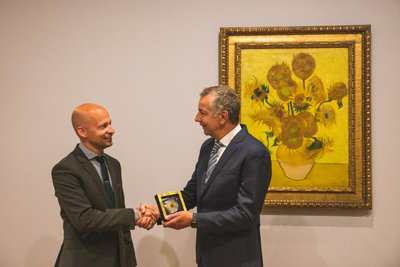 Rob Groot (rechts), zakelijk directeur van het Van Gogh Museum, neemt het eerste exemplaar van de zilveren jubileummunt in ontvangt uit handen van Bert van Ravenswaaij, directeur van de Koninklijke Nederlandse Munt. Foto: Werkend in beeld