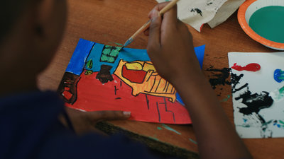 Student painting his own version of Van Gogh’s The Bedroom during a lesson of the DHL x Van Gogh Museum Heart for Art educational programme. Credit: Mals Media