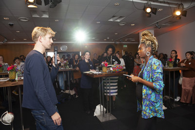 Foto van een discussieavond over kolonialisme in de kunst.