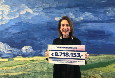 Directeur Emilie Gordenker met een cheque van de VriendenLoterij