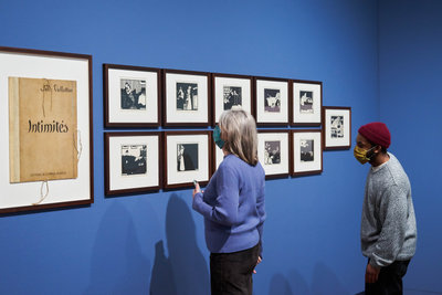 Twee bezoekers in de tentoonstelling Ongekend bij de prentenserie Intimités van Félix Vallotton. Foto: Tomek Dersu Aaron