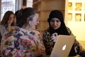 Twee deelnemers overleggen met elkaar tijdens de docentendag op Blue Monday in Museum van de Geest, 2022. Foto: Randy da Costa