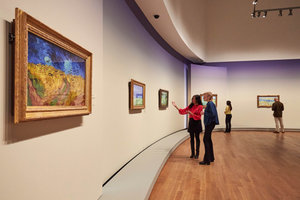 Bezoekers kijken naar Van Goghs landschapschilderijen in de tentoonstelling Van Gogh in Auvers. Foto: Michael Floor