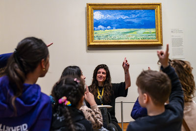 Kinderen tijdens een rondleiding bij het werk 'Korenveld onder onweerslucht' van Vincent van Gogh. Foto: Petra Katanic