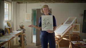 De workshopdocent laat haar tekening zien van een gezicht van een boerin