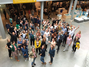 Van Gogh Museum medewerkers in de entreehal van het museum