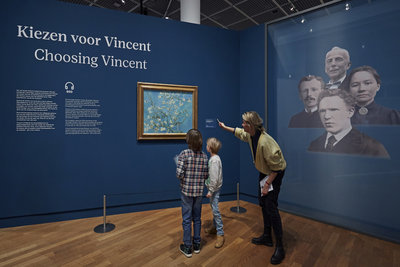 Een moeder en haar twee kinderen kijken naar het schilderij Amandelbloesem in de tentoonstelling Kiezen voor Vincent. Foto: Michael Floor