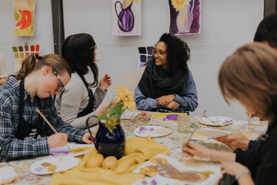 Een paar jonge vrouwen doen mee aan een schilderworkshop n het Van Gogh Museum. Foto: Alicia Karsonopoero