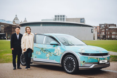 Emilie Gordenker, algemeen directeur van het Van Gogh Museum en JP Lee, president en CEO van Hyundai Motor Nederland bij de Hyundai IONIQ 5 bedekt met het iconische werk Amandelbloesem (1890) van Vincent van Gogh. Foto: Jelle Draper