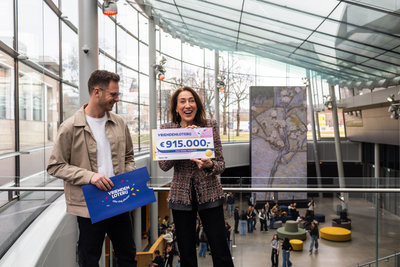 Directeur Emilie Gordenker ontvangt de cheque van de VriendenLoterij voor het programma Open Up met Vincent. Foto: Martine Berendsen