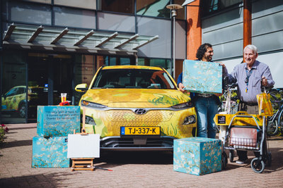 Hyundai x Van Gogh Museum Connection Day: Van Gogh Museum medewerker Fouad Boukraa levert de workshoppakketten bij woonzorgcentrum BrabantZorg Nieuwenhagen in Den Bosch af met de Hyundai KONA Electric. Foto: Jelle Draper
