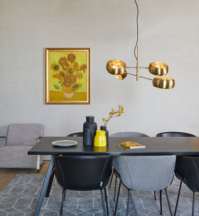 Reproductie van Van Goghs Zonnebloemen aan een muur