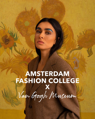 Fatima Zahra, styliste en ambassadeur van Amsterdam Fashion College voor het schilderij Zonnebloemen van Vincent van Gogh