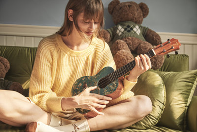 Vrouw speelt op een Amandelbloesem Ukelele