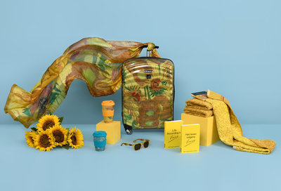 Producten geïnspireerd op Van Gogh's Zonnebloemen, verkrijgbaar in de museumwinkel