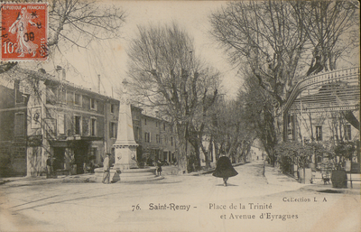 Op deze ansichtkaart van omstreeks 1905 (privécollectie) van de avenue d’Eyragues in Saint-Rémy (sinds c. 1910 Boulevard Mirabeau) zijn in de achtergrond, in het achterste gedeelte van de avenue, de iepen te zien die Van Gogh schilderde (afb. 6). De rij iepen wordt rondom beschermd door een lage stenen band, en de werkzaamheden op Van Goghs schilderij hebben te maken met de plaatsing van deze bescherming aan het eind van 1889