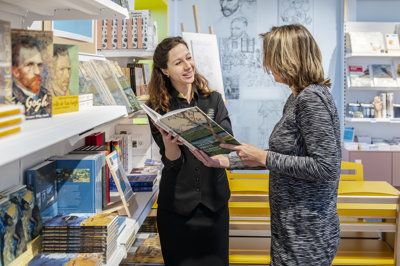 Bezoekers van de boekwinkel in het museum, foto Jan Kees Steenman