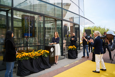 Emilie Gordenker (directeur Van Gogh Museum) verwelkomt samen met Willem van Gogh (advisor to the board) en Fatima Mussaret Razzak (medewerker) bezoekers van het vandaag heropende museum. Fotograaf: Tomek Dersu Aaron Whitfield