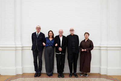 From left to right: Edwin Becker and Emilie Gordenker (respectively Curator and Director Van Gogh Museum), Anselm Kiefer, Rein Wolfs and Leontine Coelewij (respectively Director and Curator Stedelijk Museum Amsterdam), April 2024. Photo: Tomek Dersu Aaron 