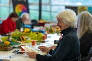 Senioren doen mee aan een workshop op een locatie in Amsterdam. De workshop is onderdeel van het ouderenprogramma Van Gogh Ontmoet van het Van Gogh Museum