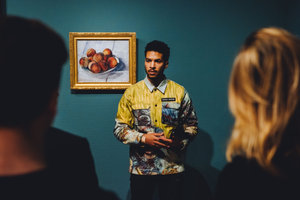 Rondleider vertelt over een schilderij