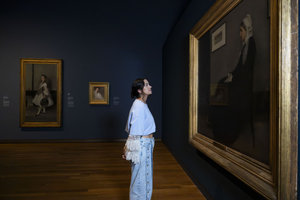 Bezoeker in de tentoonstelling 'Whistler. Dandy en dwarsdenker' 