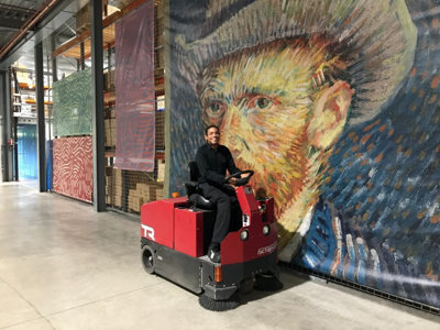 Foto van een medewerker in het magazijn