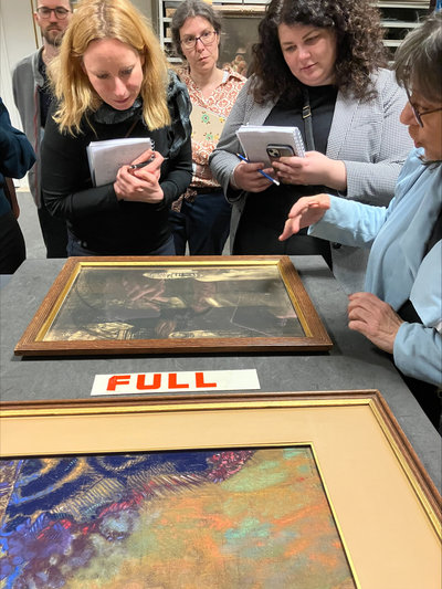 Deelnemers aan de studiedag over pastels bestuderen materialen en technieken van 18de- en 19de-eeuwse pastels.