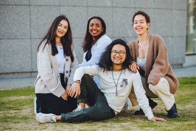 Beeldbrekers Djalma Taihuttu, Kadigia Farah, Ryosuke Asao en Maria Ararat Cortès voor het museum. foto: Jelle Draper