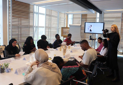 Een groep studenten aan het werk in het kader van Van Gogh Verbindt