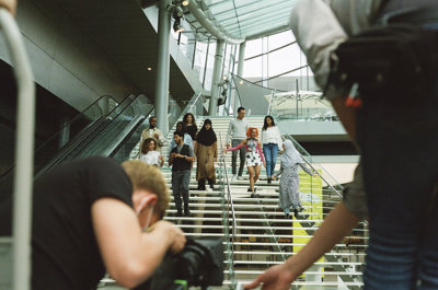 Jongeren lopen de trap in de entreehal af