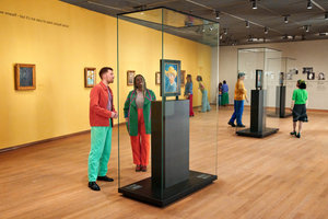 Bezoekers in het Van Gogh Museum kijken naar de zelfportretten van Vincent van Gogh. Foto Suzanne Karsters