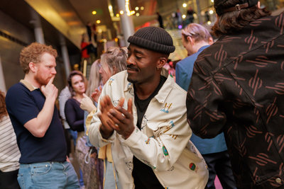 Jongeren dansen tijdens Vincent op Vrijdag. Foto: Les Adu 