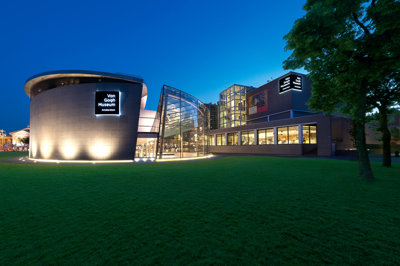 Foto van het museumgebouw bij avond, door Jan Kees Steenman, 2018