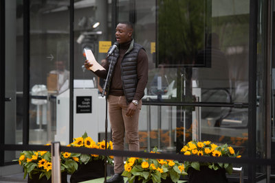 Stadsdichter van Amsterdam, Gershwin Bonevacia, draagt zijn gedicht ‘Wat we nodig hebben’ voor bij de heropening van het museum. Foto: Jassir Jonis
