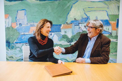 Emilie Gordenker (Van Gogh Museum) en Hans Looijen (Museum van de Geest) schudden elkaar de hand. Foto Jelle Draper