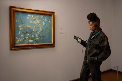 De vernieuwde audiotour van het Van Gogh Museum, mogelijk gemaakt door Samsung, brengt bezoekers langs iconische werken in de vaste collectie zoals Amandelbloesem (1890). Foto: Matthijs Klaassen