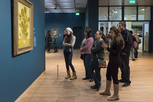 Bezoekers bij het schilderij Zonnebloemen van Vincent van Gogh (foto: Jan-Kees Steenman)
