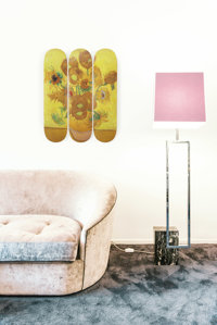 The Skateroom x Van Gogh Museum® Triptiek, Zonnebloemen Set van 3 skateboards • Elk deck heeft een afmeting van 81 x 20,5 cm • Inclusief ophangsysteem en uitgebreide instructie.