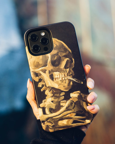 Telefoonhoes met opdruk 'Kop van een skelet met brandende sigaret'