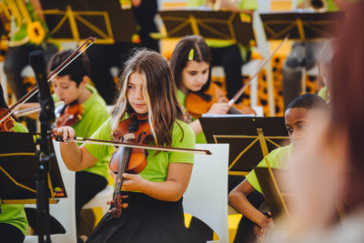 Children playing the violin in the ochestra at the Sunflower Art Festival to celebrate the Van Gogh Museum's 50th anniversary on 2 June 2023. Photo: Jelle Draper