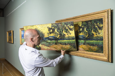 Een Museum Edition naast het originele schilderij van Van Gogh