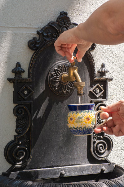 Keramieken mok met zonnebloemenprint, onderdeel van de Bunzlau Castle x Van Gogh Museum collectie