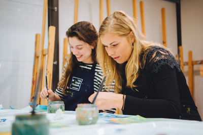 Twee jonge vrouwen zijn aan het schidere in het workshopatelier van het Van Gogh Museum. Foto: Jelle Draper