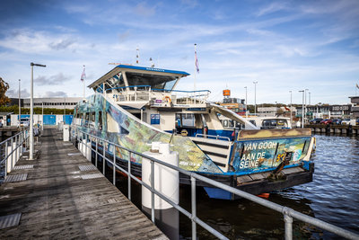 De gratis toegankelijke, varende expo op de veerpont over het IJ tijdens het Amsterdam Ferry Festival, ter gelegenheid van de tentoonstelling Van Gogh aan de Seine in het Van Gogh Museum