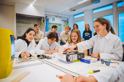 Leerlingen aan de slag met de ASML x Van Gogh Museum Masterminds & Masterpieces les 'Van Gogh onder infrarood'. Foto: Jelle Draper