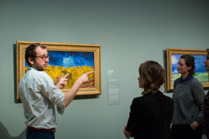 Rondleiding in gebarentaal langs de werken van Vincent van Gogh (foto: Brenda Roos)