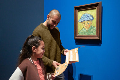 Een vader en zijn dochter doen de speurtocht door de tentoonstelling Van Gogh en de Roulins in het Van Gogh Museum. Foto: Michael Floor