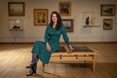 Senior Conservator Collectie en Onderzoek Van Gogh Museum, Fleur Roos Rosa de Carvalho, met schilderijen uit de tentoonstelling Vive l’impressionnisme! Topstukken uit Nederlandse collecties. Foto: Elvin Boer
