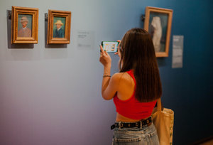 Een meisje fotografeert twee (zelf)portretjes van Vincent van Gogh in de tentoonstelling No Filter van de Beeldbrekers. Foto: Fotograaf Françoise Bolechowski
